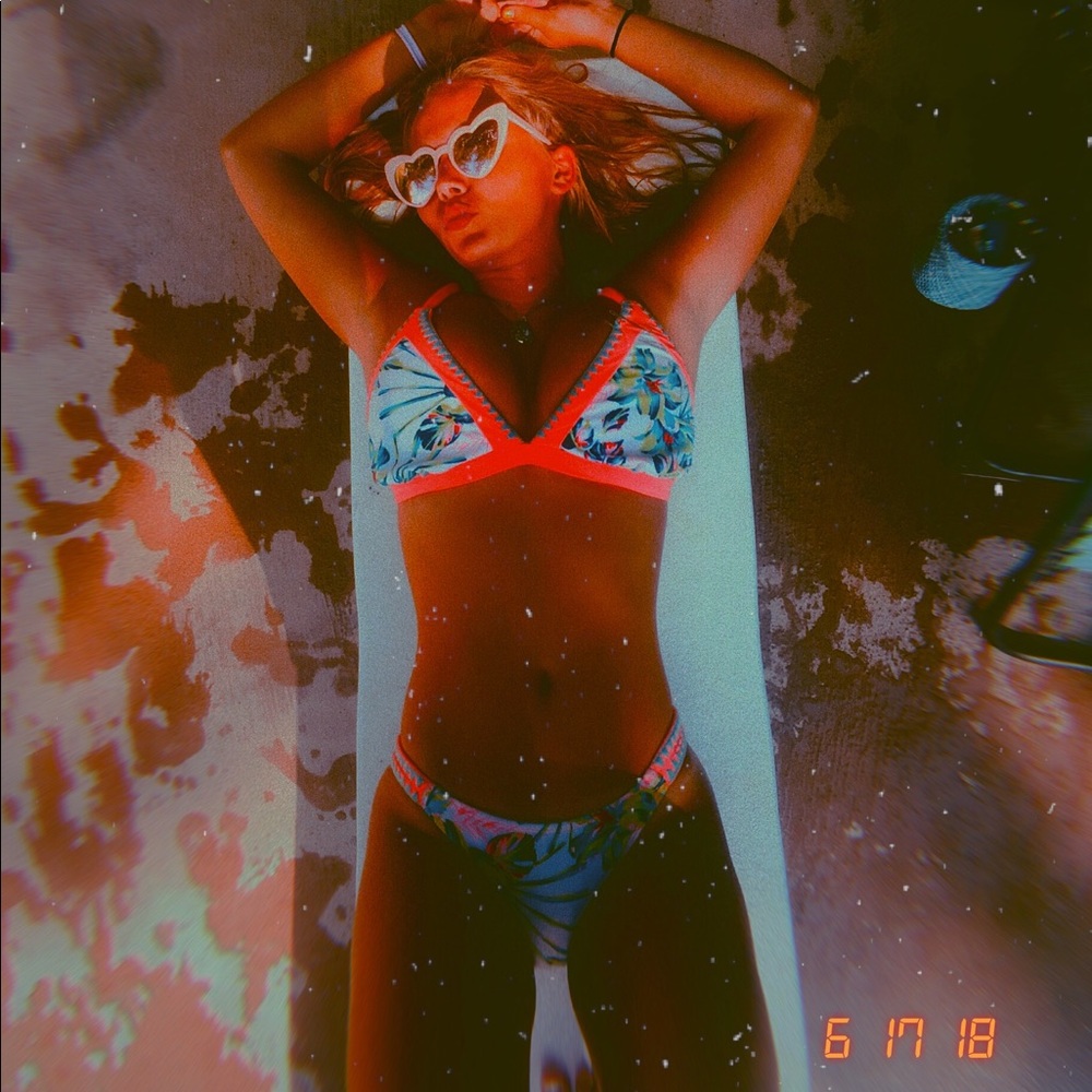 SWIMSUIT - Picture 2 of 3